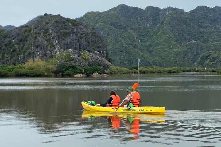 Cat Ba Kayak Tour in Mangrove Forests and Explore Thien Long Cave
