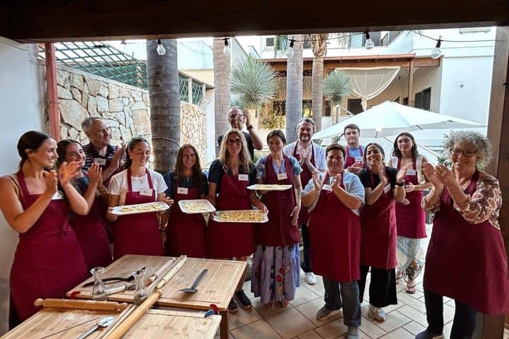 Cooking class with family and in the garden of an old boathouse