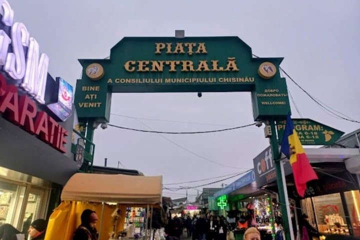 Chisinau History Walk and Central Market Food Tour