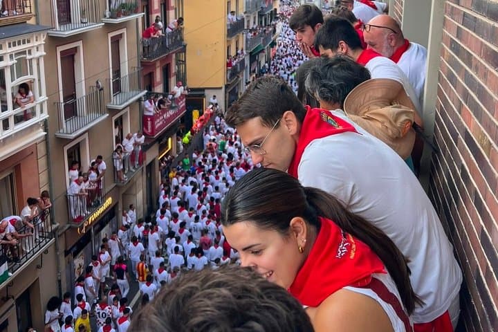 San Fermin VIP : Balcony in Estafeta and Breakfast Full Buffet