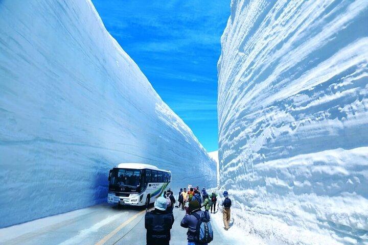 Day Tour from Kanazawa OR Toyama: Snow Wall and Mysterious Valley