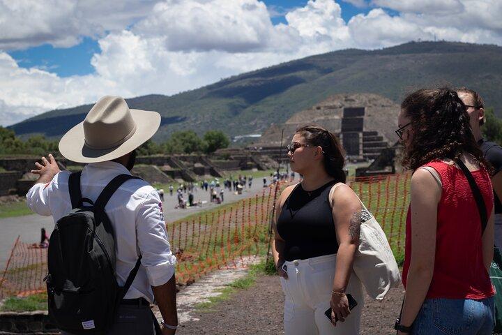 Teotihuacán 3 Pyramids Tour with Cave Breakfast + Transportation