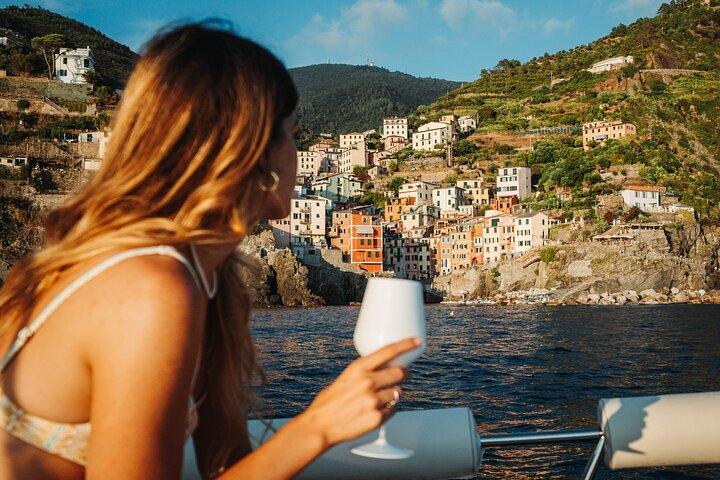 Cinque Terre Sunset Boat Tour : golden hour on the water